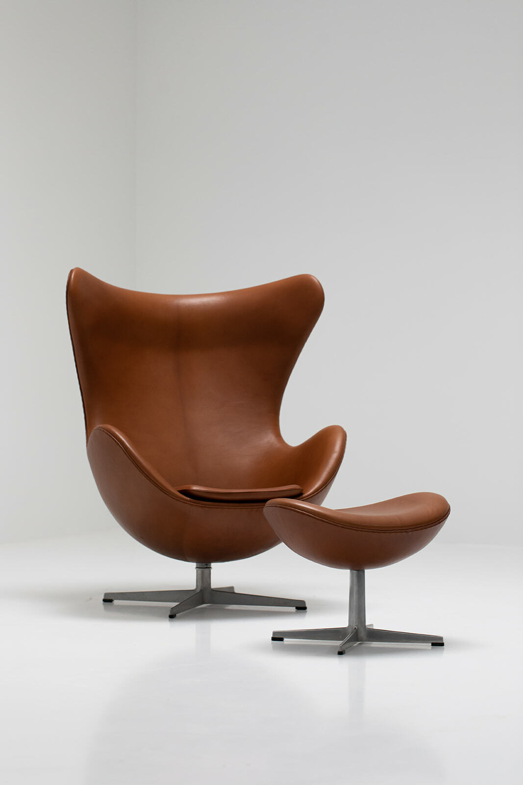 Arne Jacobsen Egg chair and stool